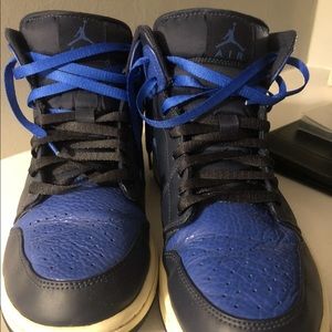 Jordan 1 Mid Royal